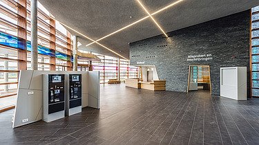 Photo du hall d'entrée central du ZMK, Hospital Maas en Kempen, à Maaseik. 