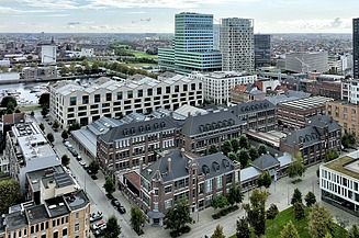 Luchtfoto van Campus Cadix, gelegen op het Eilandje in Antwerpen. Op de foto kan je de drie onderwijsgebouwen zien: Stemstroom, CAD-loodsen en het Van Averbekegebouw.