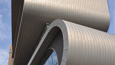 Foto van de moderne uitbreiding van het kantoorgebouw voor Umicore in Hoboken. De opvallende sculpturale architectuur springt in het oog.
