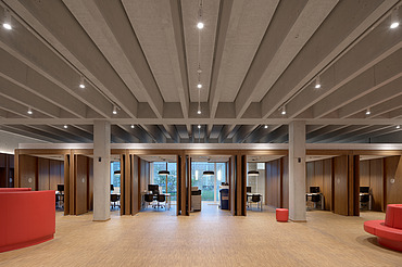 Photo du hall d'entrée central du nouveau bureau régional de la police de Merksem