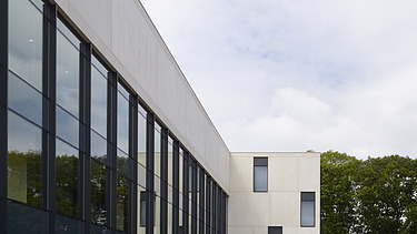 Foto van het verhoogde terras van IncubaThor in Thor Park Genk, een modern kantoorgebouw.