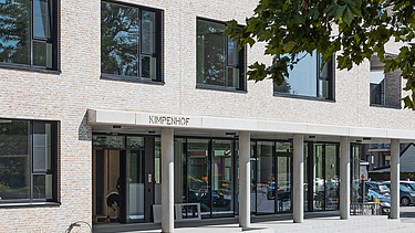 Foto van een deel van de voorgevel van het nieuwe WZC Kimpenhof Oudsbergen