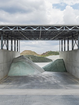 Photo d'un hangar sur le nouveau site de GRL Glass Recycling & Logistics à Paal-Beringen.