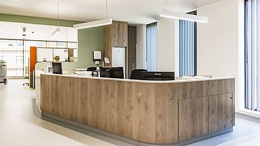 Foto van een onthaal in het nieuw medisch centrum AZ Vesalius in Bilzen.