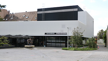 Foto van de voorgevel van cultureel centrum Cultuurhuis Herbakker in Eeklo.