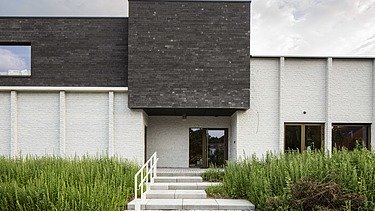 Foto van de voorgevel van de vernieuwde GBS Evergem, Gemeentelijke Basisschool Evergem.