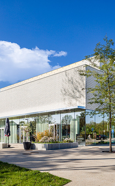 Leietheater Deinze Foto van de voorgevel van het Leietheater in Deinze.