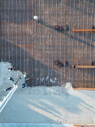 Luchtfoto van de uitvoering van de allereerste innovatieve sleufsilo’s in geopolymeer beton bij ILVO in Merelbeke-Melle.