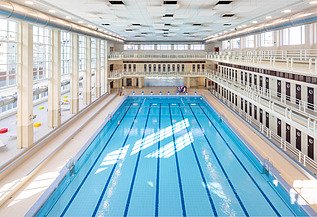 Foto aan de binnenzijde van het modernistische zwembad Neptunium in Brussel-Schaarbeek;