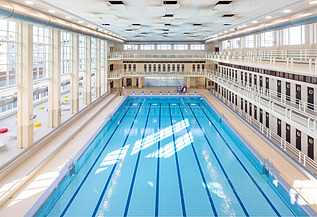 Photo à l'intérieur de la piscine moderniste Neptunium à Bruxelles-Schaarbeek ;