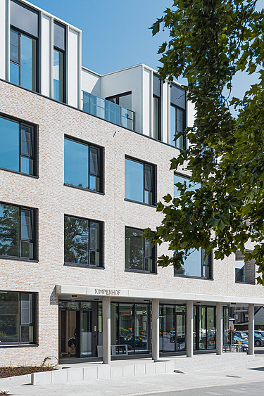 Foto van een deel van de voorgevel van het nieuwe WZC Kimpenhof Oudsbergen
