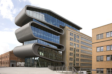 Foto van de moderne uitbreiding van het kantoorgebouw voor Umicore in Hoboken. De opvallende sculpturale architectuur springt in het oog.