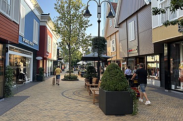 Luchtfoto van het Factory Outlet Center Rosada in Roosendaal: een modern winkelcomplex.