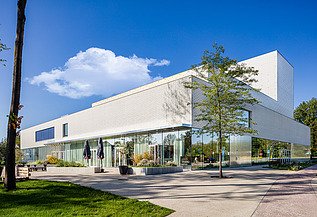 Foto van de voorgevel van het Leietheater in Deinze.