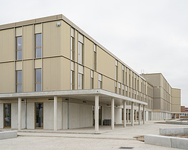 New school building VTS Sint-Niklaas Photo of the gold facade of the new school building for VTS Sint-Niklaas.