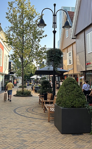 Luchtfoto van het Factory Outlet Center Rosada in Roosendaal: een modern winkelcomplex.