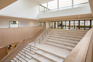Foto van de centrale trappenhal van Scholencampus Panhoven in Peer.