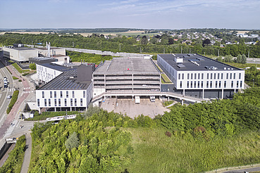 Dronefoto van het nieuwe logistieke platform en apotheekgebouw van UZ Leuven (Campus Gasthuisberg) in Leuven.