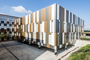 Detailfoto van de gevel van het ZMK, Ziekenhuis Maas en Kempen, in Maaseik. 