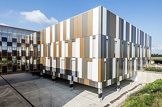 Photo de détail de la façade du ZMK, Hospital Maas en Kempen, à Maaseik. 