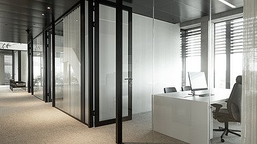 Foto van kantoorruimtes in het nieuwe hoofdkantoor voor H. Essers in Genk.
