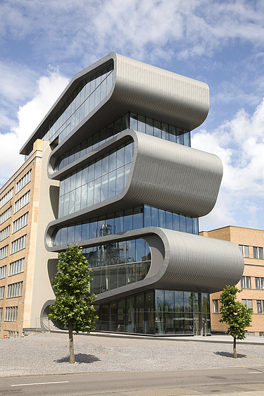 Foto van de moderne uitbreiding van het kantoorgebouw voor Umicore in Hoboken. De opvallende sculpturale architectuur springt in het oog.