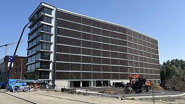 Image de synthèse de MobHub, un parking de neuf étages dans le parc Arenberg à Heverlee.