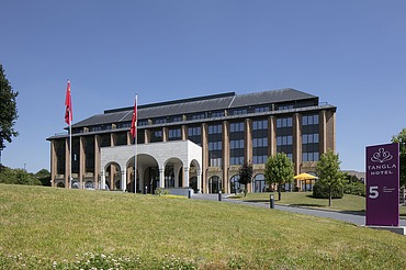 Een foto van de voorgevel van het Tangla Hotel in Brussel.