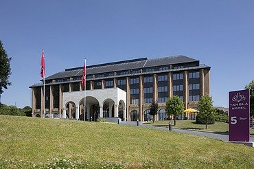Une photo de la façade de l'hôtel Tangla à Bruxelles.