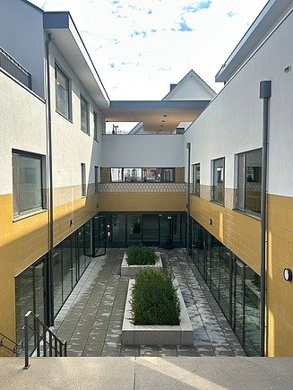 Foto van de verzonken patio van Focus Noord, een nieuwe onderwijscampus van het Stedelijk Onderwijs Antwerpen in Deurne-Noord.