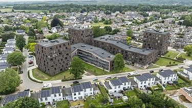 Dronefoto van de nieuwe sociale woonwijk Paspoel Anders in Tongeren.