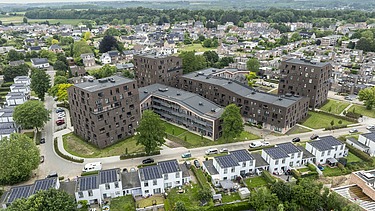 Photo prise par un drone du nouveau projet de logements sociaux Paspoel Anders à Tongres.