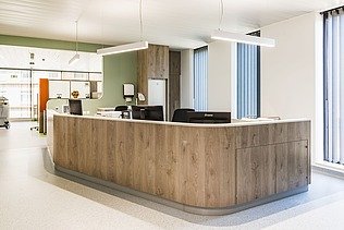 Foto van een onthaal in het nieuw medisch centrum AZ Vesalius in Bilzen.