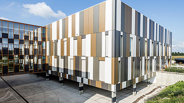 Photo de détail de la façade du ZMK, Hospital Maas en Kempen, à Maaseik. 