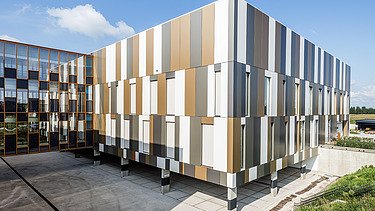 Photo de détail de la façade du ZMK, Hospital Maas en Kempen, à Maaseik. 