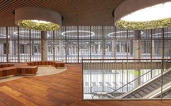 Foto van de ondergrondse parking van Quartier Bleu aan de Kanaalkom in Hasselt, een grootschalig multifunctioneel ontwikkelingsproject.