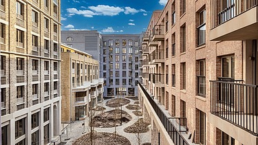 Foto van de binnenpatio van Cadix A5, een grootschalig wooncomplex aan de Kattendijkdok in Antwerpen.