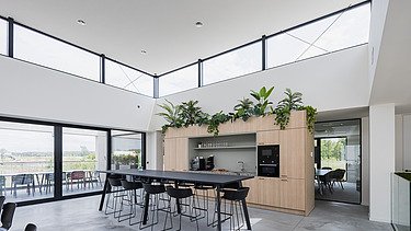 Foto van de keuken in het kantoorgebouw op de nieuwe GRL Glass Recycling and Logistics site in Beringen.