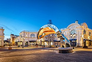 Designer Outlet Center Vancouver, Canada Photo of a plaza at Designer Outlet Center Vancouver in Canada.