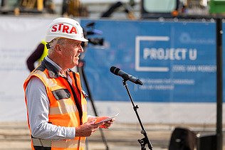 Foto van de speechende Financieel directeur STRABAG Belgium Regio Zuid/West Glenn De Letter tijdens tijdens de eerste spadesteek van de nieuwe projecten op UZ Gent.