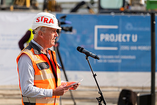 Photo of the speaking Financial Director STRABAG Belgium Region South/West Glenn De Letter during during the groundbreaking ceremony of the new projects at UZ Gent.