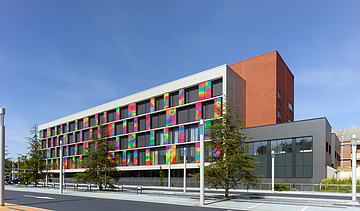 Foto van de kleurrijke gevel van Blok-K van het ZOL in Genk