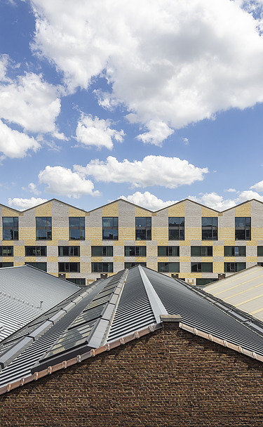 Photo des toits en sheds et du nouveau bâtiment Stemstroom au Campus Cadix à Anvers.