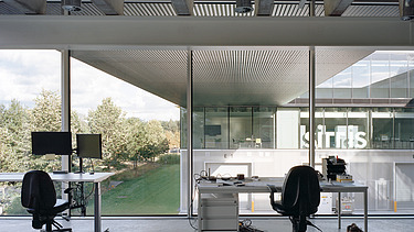 Photo d'un espace de bureau à Mo-Thor au Thor Park Genk, un bâtiment multifonctionnel composé d'un atelier de production, de laboratoires, de salles d'essai et d'espaces de bureau.