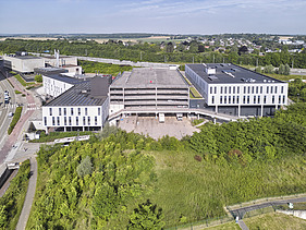 Photo prise par un drone de la nouvelle plate-forme logistique et du bâtiment de la pharmacie à l'UZ Leuven (Campus Gasthuisberg) à Louvain.