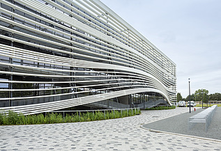 Foto van de sculpturale gevel van Gebouw T HoGent in Gent.