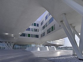Detailfoto van het exterieur van AZ Zeno in Knokke.