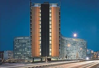 Nachtbeeld met motion-blur effect van het Berlaymontgebouw in Brussel.