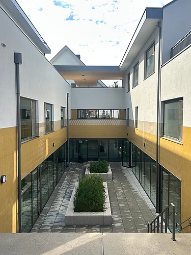 Foto van de verzonken patio van het nieuwe Lyceum Lakbors (Focus Noord) in Deurne.