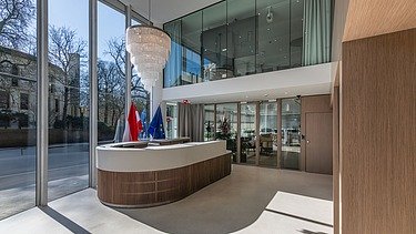 Foto van de centrale inkomhal van AT60 - WKÖ, de Oostenrijkse Kamer van koophandel in Brussel.